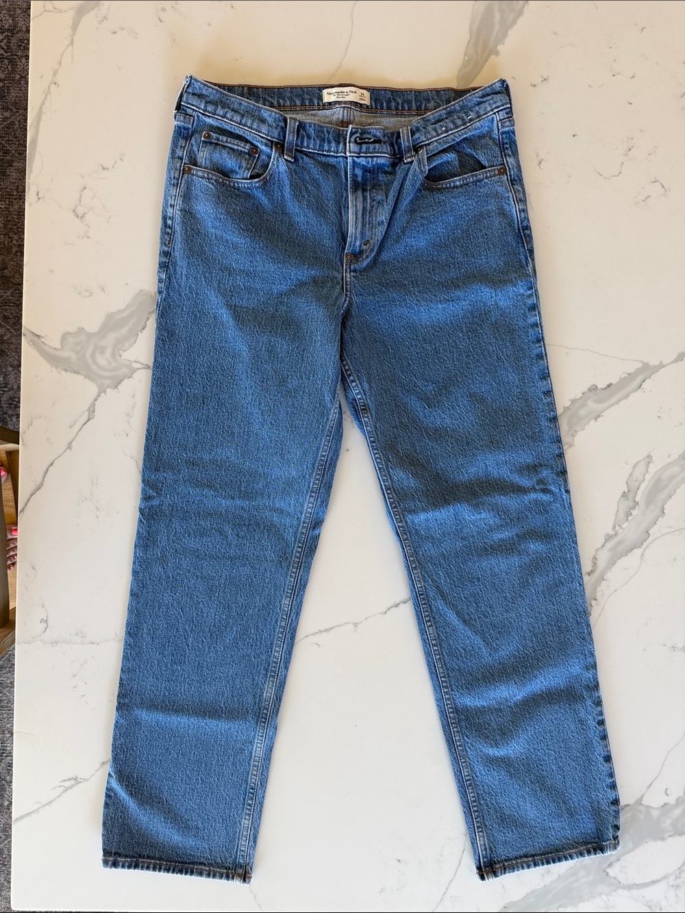 Abercrombie & Fitch Women’s The 90’s Straight Jeans in Classic Blue - Picture 4 of 5